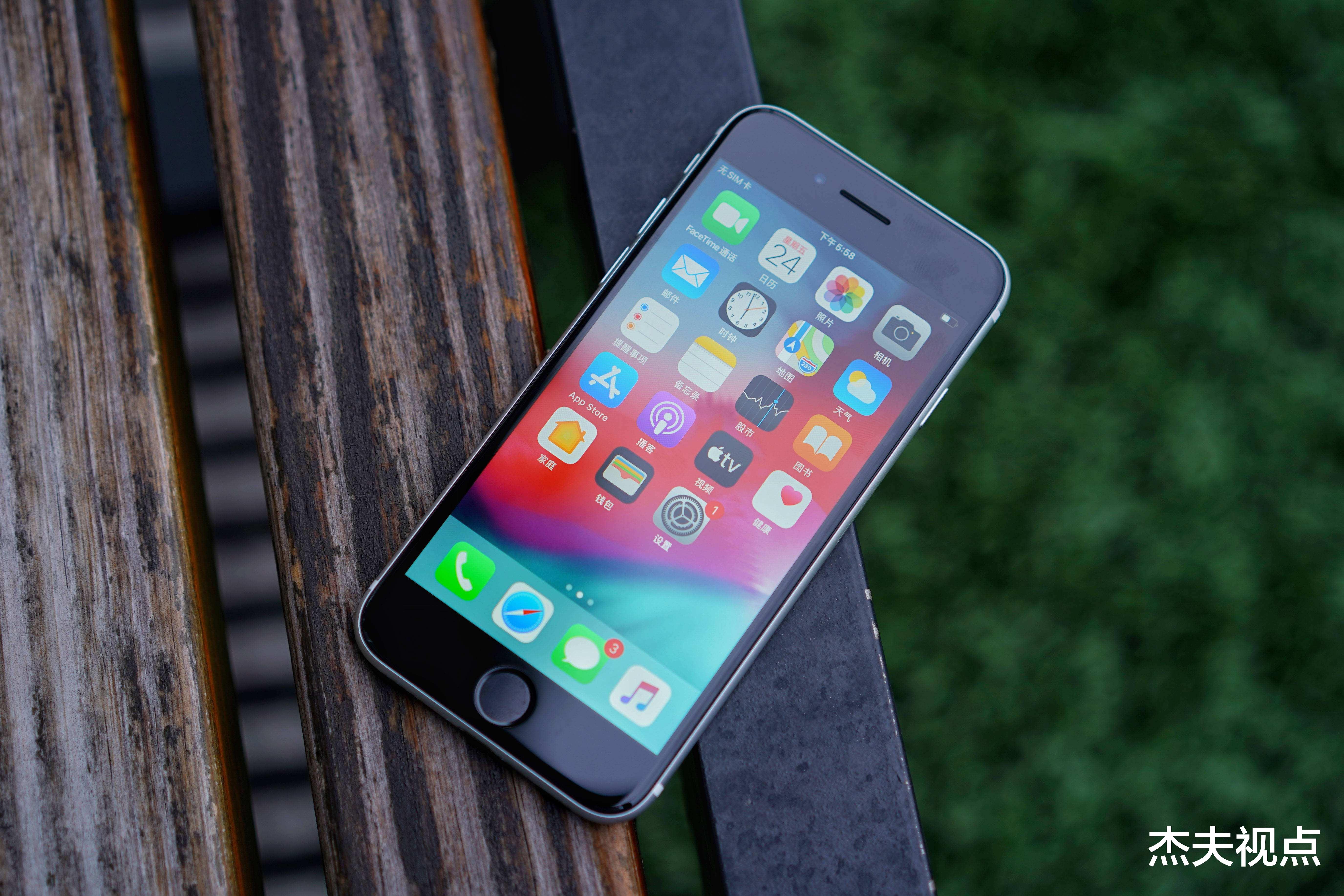 苹果|苹果日常翻车：iPhone SE3莫名重启，便宜苹果手机不能买？