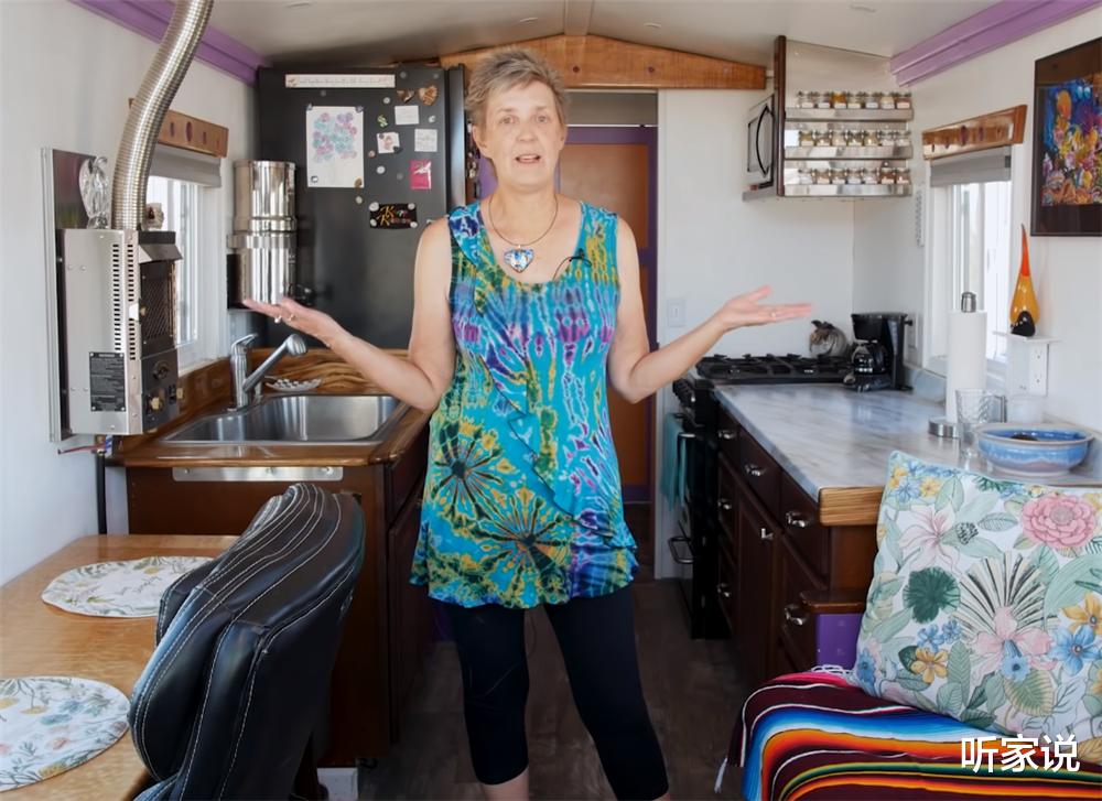 65岁老夫妻退休后积极乐观：将旧大巴改房车，住进23㎡蜗居中生活