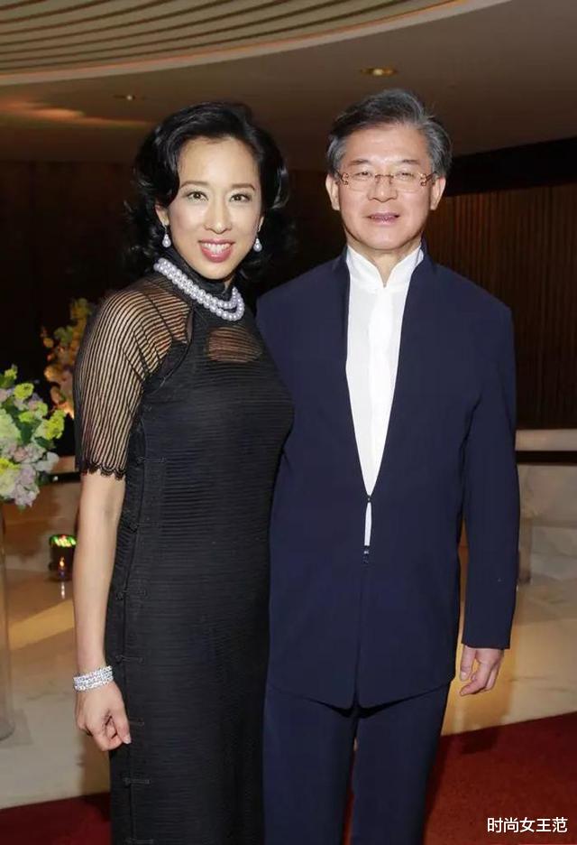 朱玲玲|朱玲玲穿一身白气质高贵,跟素人一比才知道多漂亮,感觉只有40多