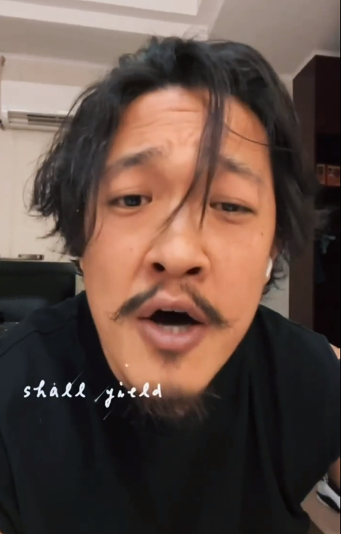 张丰毅|吕丽萍34岁儿子露面暴瘦,罕见提生父张丰毅,平日和继父关系融洽