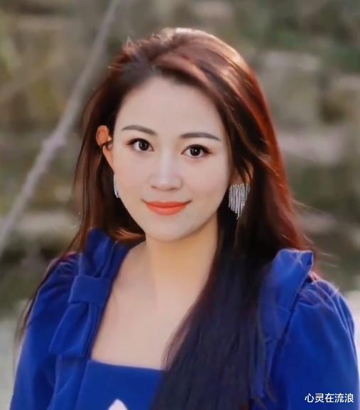 大衣哥新儿媳晒彩礼,现金直接往沙发上摊,首次回应网友评论