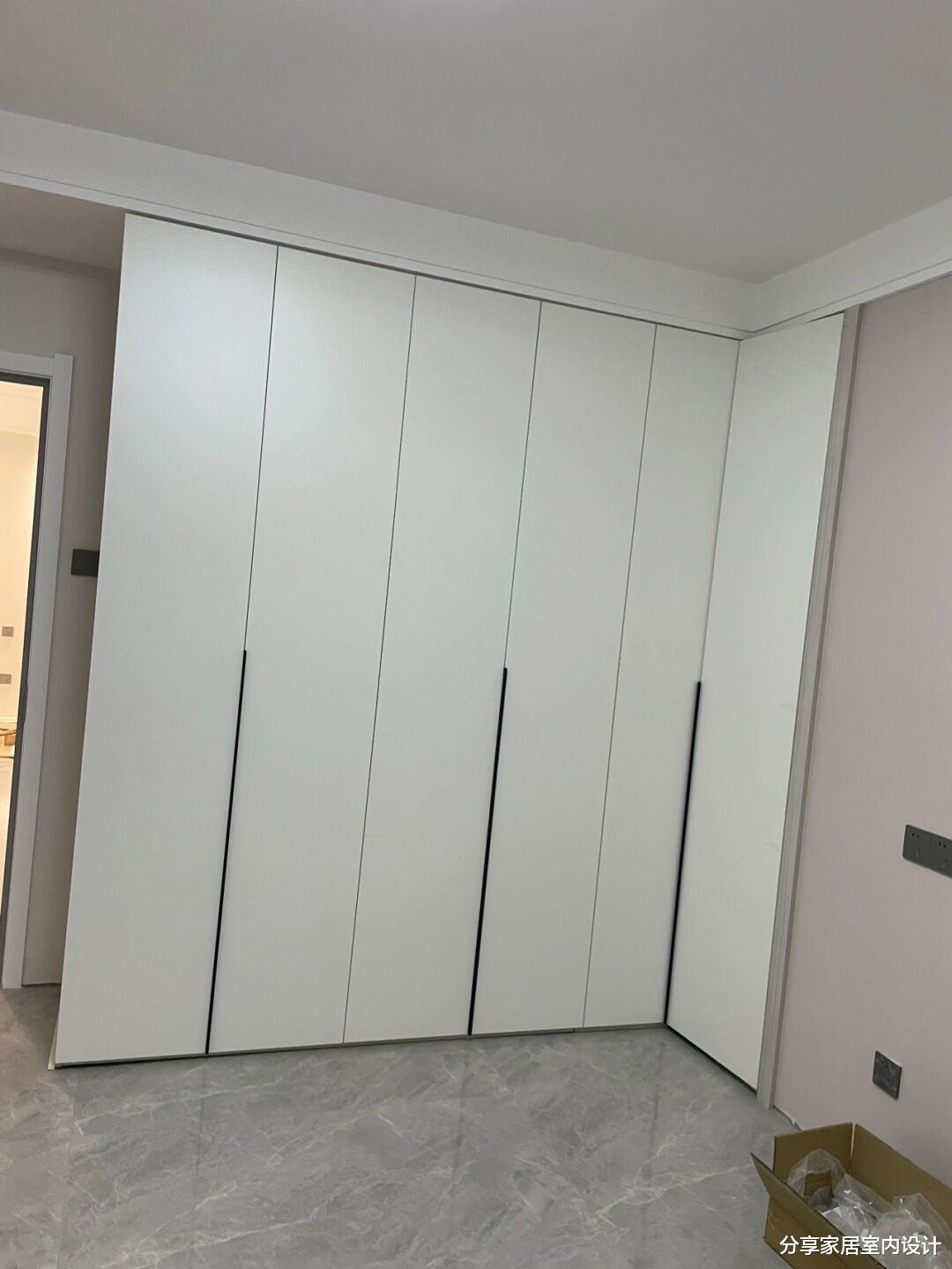 新房硬装完工，做了悬空电视墙，柜子全屋定制，还没家具也很喜欢