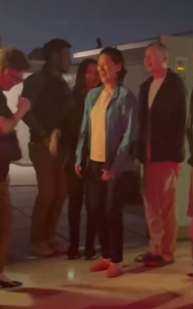 冯小刚|网曝冯小刚夫妇移居洛杉矶,豪宅门口热情送客……