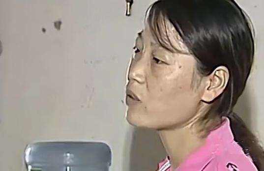 房东深夜只穿一条短裤,给女租客“修水管”,被对方丈夫撞个正着