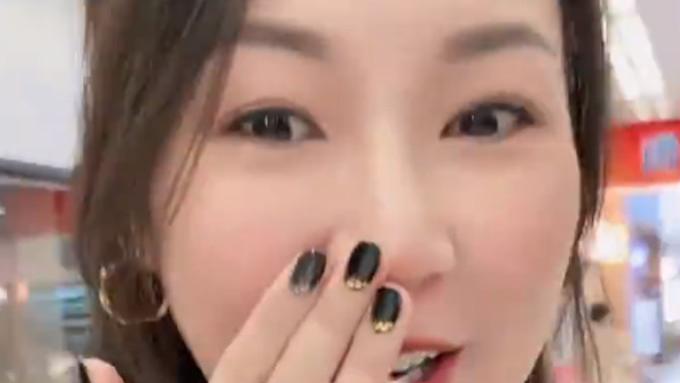 洗发水 TVB富二代长居内地，第一次逛地下商场很兴奋，花59元美甲称便宜