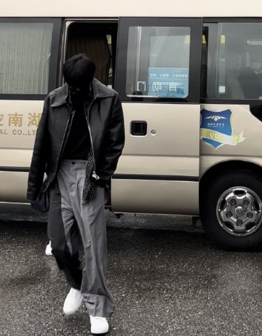 何炅|《你好星期六》私下聚餐被包围:何炅差点摔倒,刘耀文进不去车门