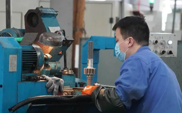 大学生|本地工厂月薪近万也招不到人？外企门口却排长队，求职者道出真相