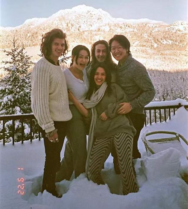 哈利·贝瑞|钟丽缇大女儿近照引争议，衣着不整与男友人躺浴缸，已两年未归家