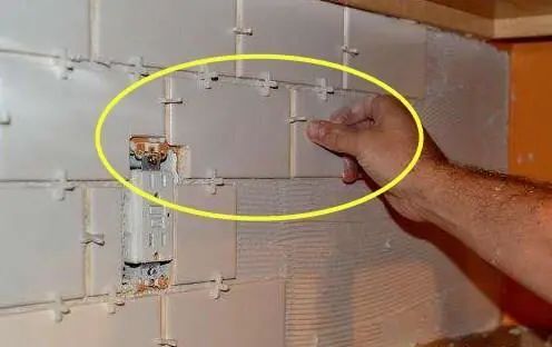 瓦工师傅贴瓷砖的一个小动作,一般师傅都不会做,立马加钱!