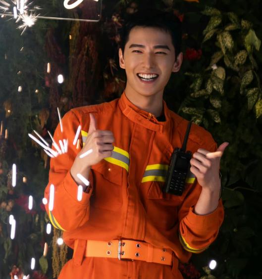 杨洋|31岁杨洋剧组庆生，40°高温拍冬戏显不易，身形瘦削让人心疼