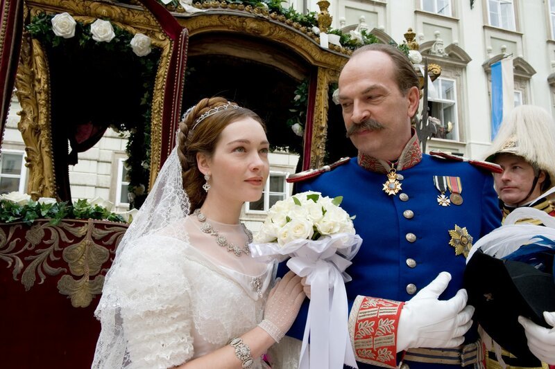 茜茜公主|新版《茜茜公主》中最惊艳的10条裙子：低调的奢华，不比老版的差 。