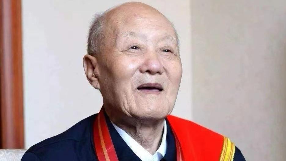 张富清|张富清逝世，郭涛孙茜晒《功勋》角色照悼念，并祝老英雄一路走好