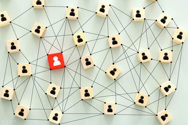 |职场中，经常主动向上级请示汇报工作与从不主动请示汇报两种下属哪种责任心更强？