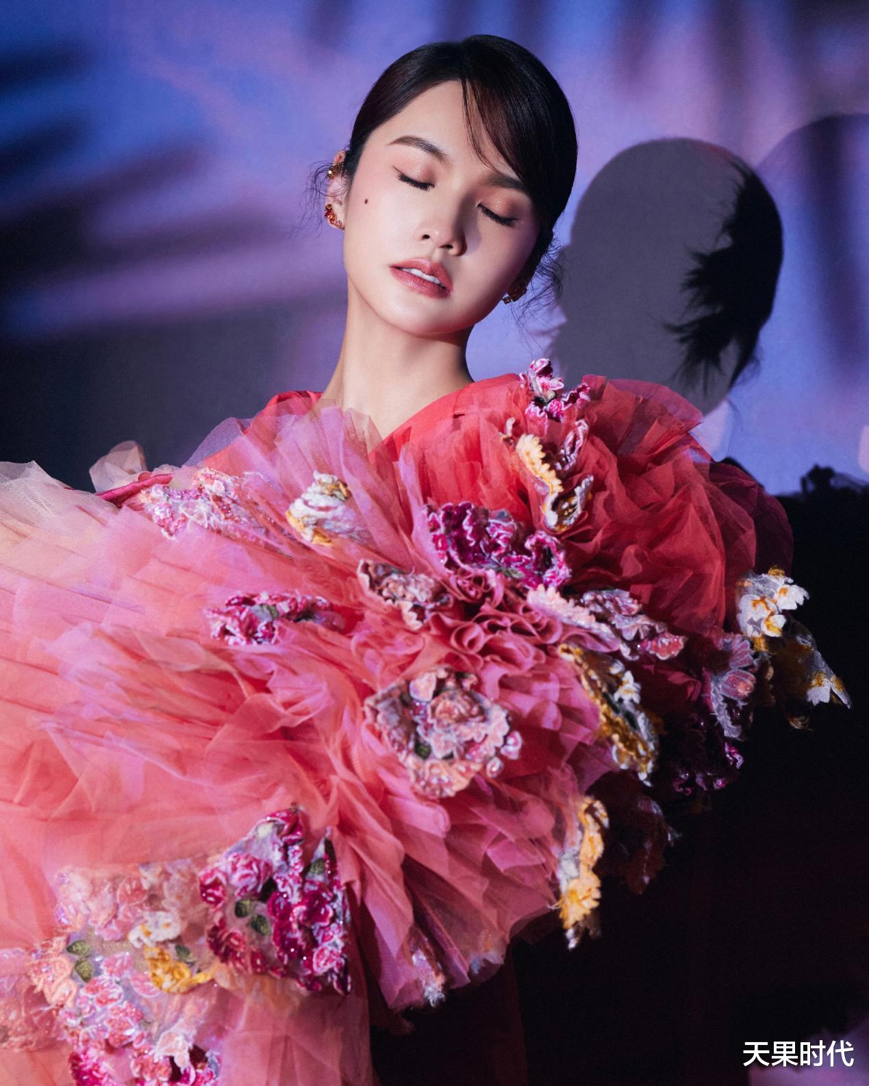 张子枫|杨丞琳的可塑性很高，夸张红裙犹如花仙子，渐变色系提升造型品位