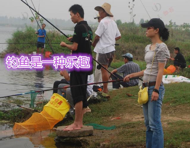 |丈夫去钓鱼，妻子跟着发现有美女陪着喝小酒，一脚把丈夫踹河里