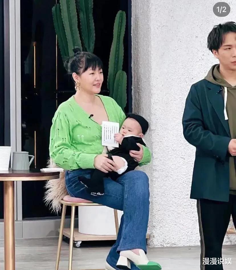 大S|大S带具俊晔见亲友照片曝光，小S伴随左右，欧巴光头造型很亮眼