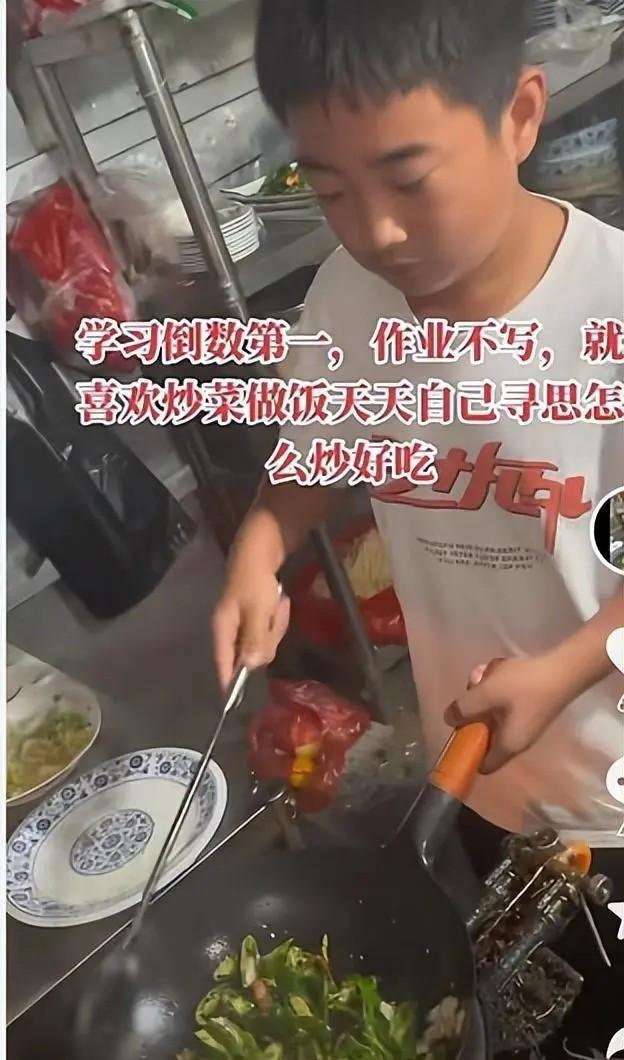 12岁小男孩成“大厨”,煎炒烹炸样样精通,网友:未来老公人选