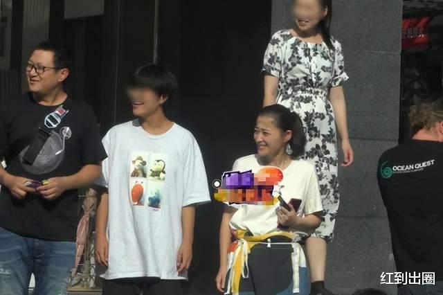 梅婷|47岁梅婷素颜现身街头被偶遇，眼袋加深老一圈，和男友人来往密切