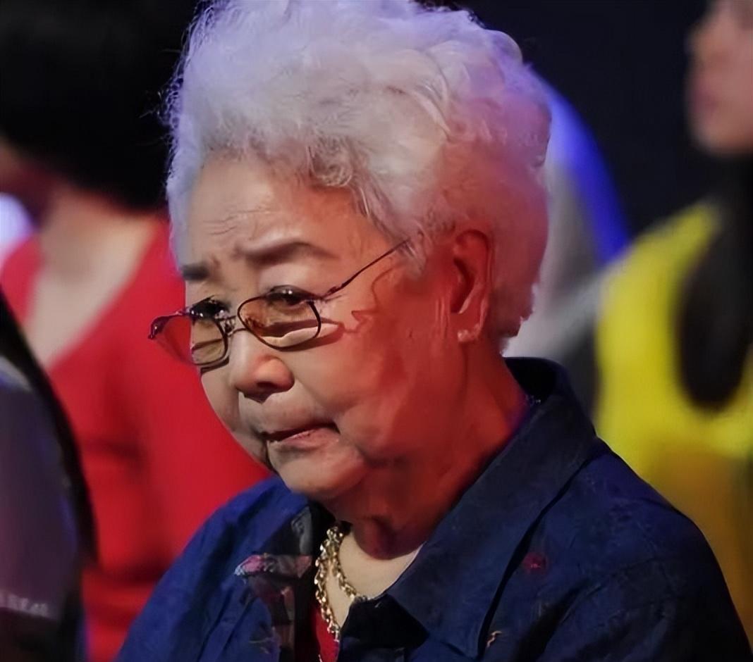 田华|艺术家田华坎坷人生:四位亲人因癌症去世,儿子去世时正参加节目