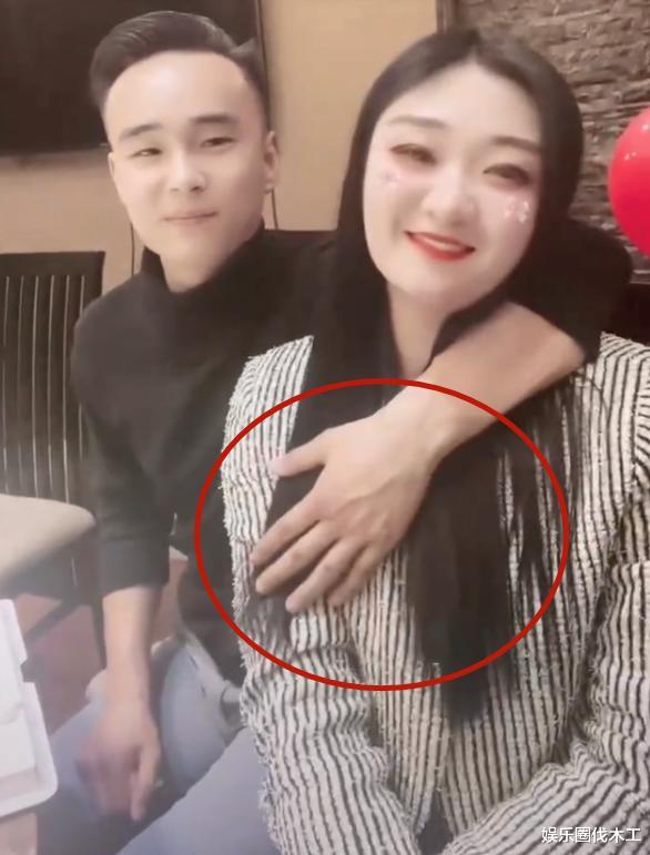 陈亚男|陈亚男新恋情疑似曝光，男方手的位置引争议，网友：这也是富二代