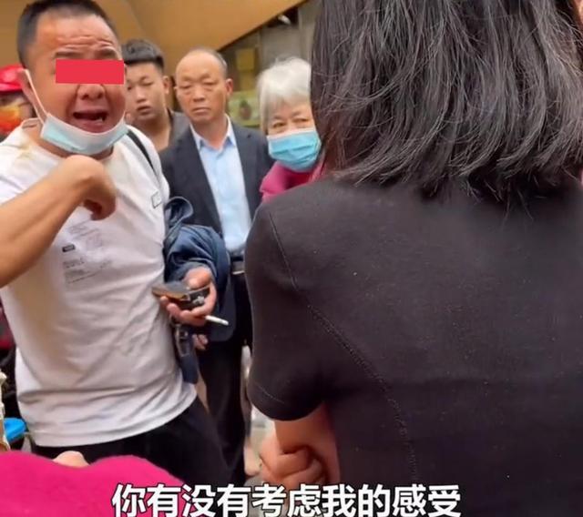 贵州一位父亲得知女儿多次逃学后,当街怒斥:你考虑过我的感受没