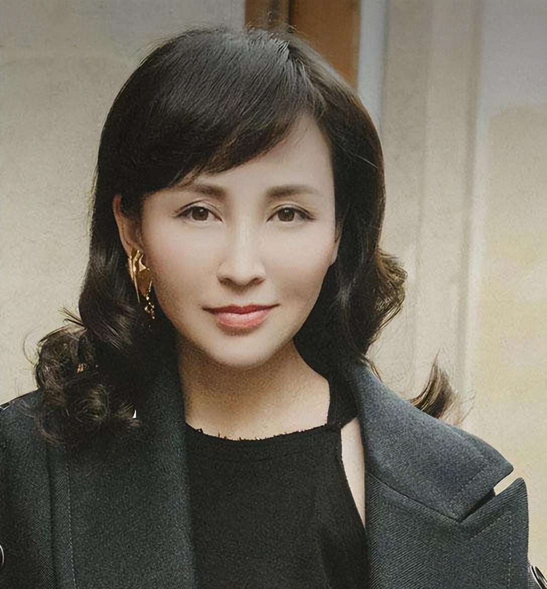 岳丽娜|岳丽娜:25岁结婚,被肿瘤折磨,37岁大龄生头胎,48岁再生三胎