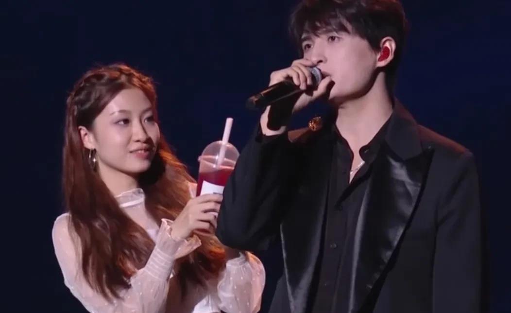 关晓彤|浙江台年中盛典尴尬多:主持团杂乱、李晨没存在感、关晓彤为难