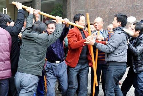 借村部操场为母亲办丧事,遭同村村民举报,男子将其打成轻伤一级