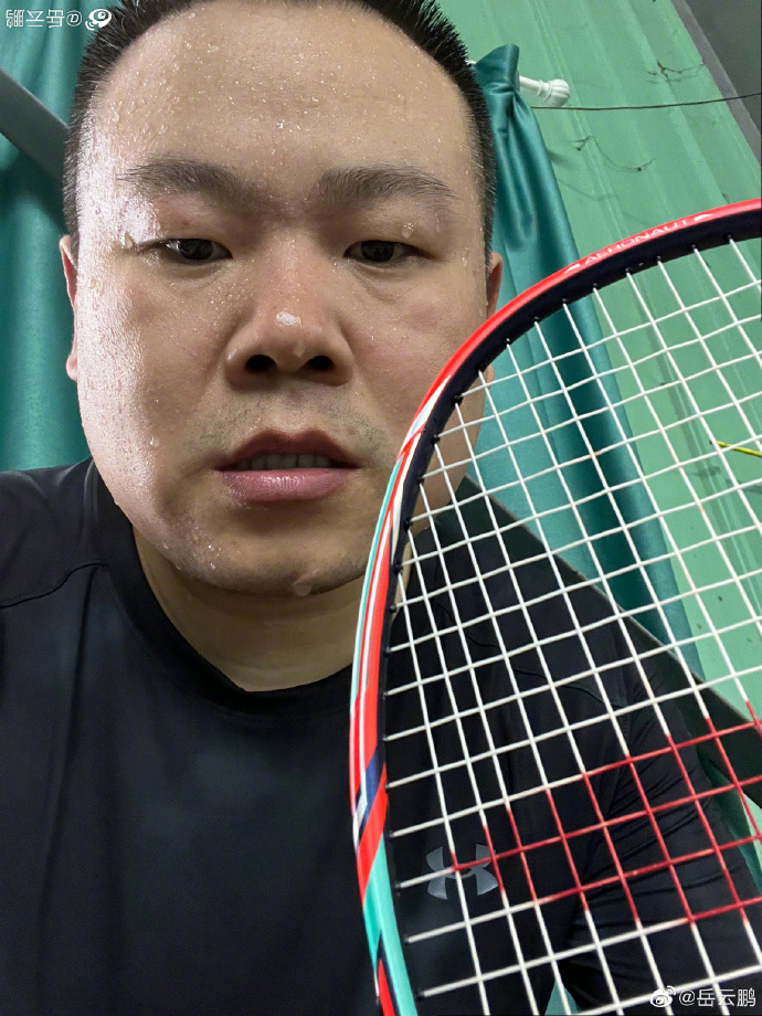 岳云鹏|岳云鹏带两个女儿玩水上滑梯，大女儿麓一淡定，小岳岳吓出表情包