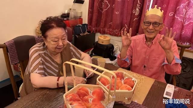 游本昌|济公爷爷游本昌与家人庆90岁生日!夫妻甜蜜同框,曾为其散尽家财