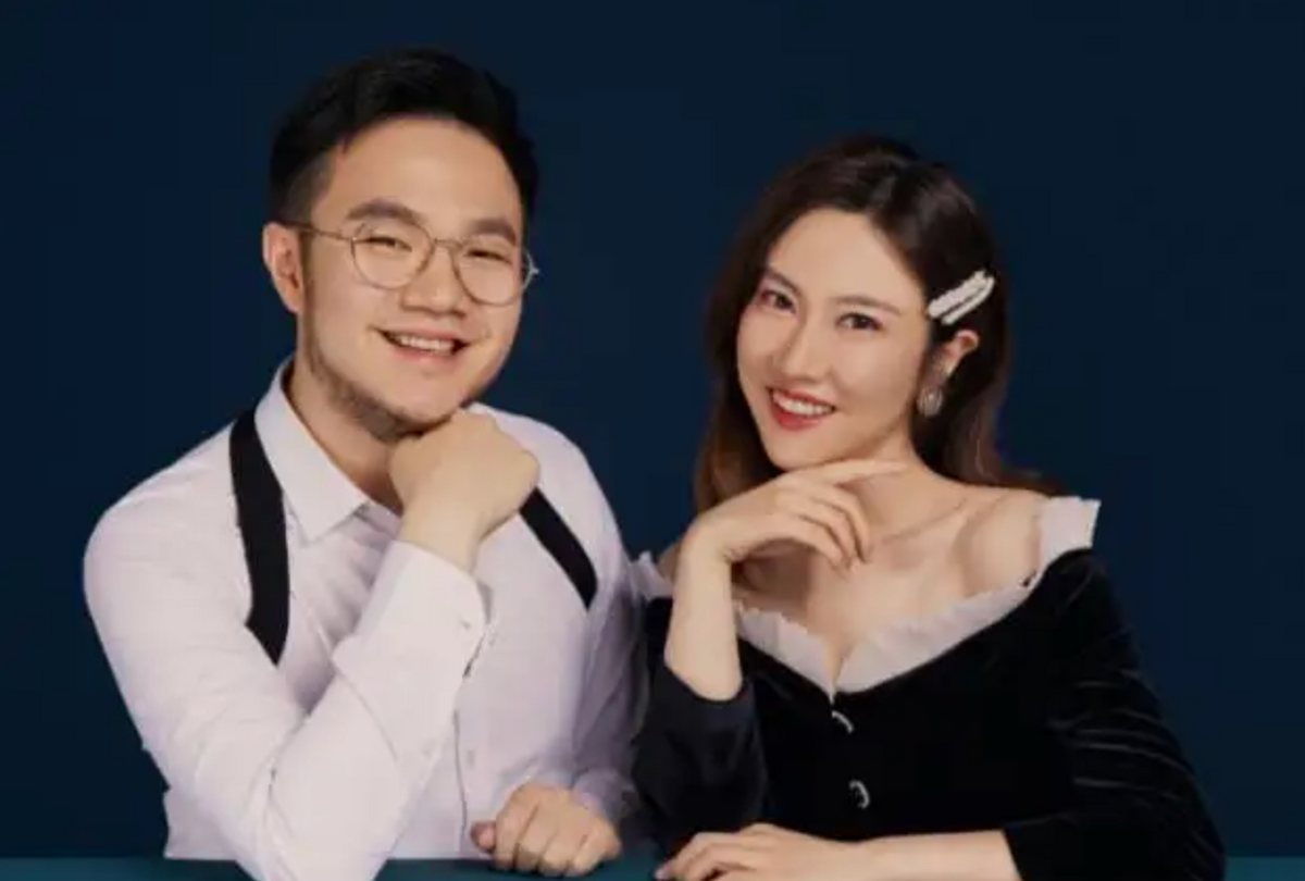 巴图|宋丹丹儿子躺床上亲吻老婆!穿着情侣睡衣好恩爱,贴心帮忙盖被子