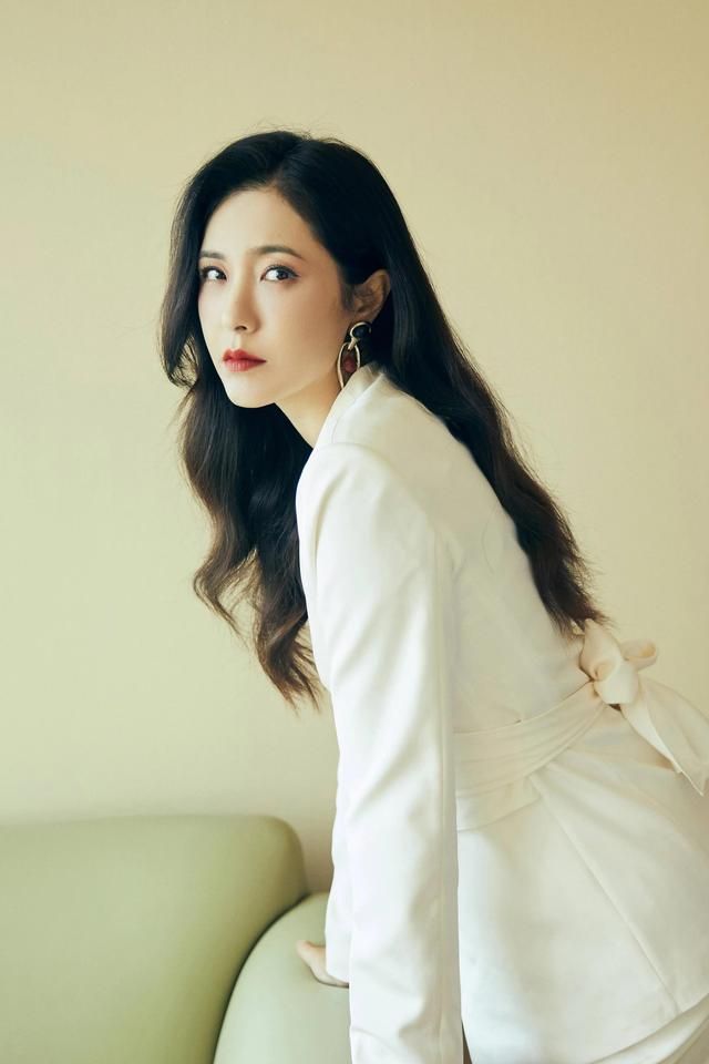 x特遣队|演员曾黎,徘徊在爱情与婚姻之间,46岁结婚一切随缘