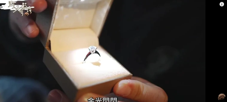 求婚|恭喜！男星送鸽子蛋求婚成功，女友高颜值不输明星，激动哭花双眼