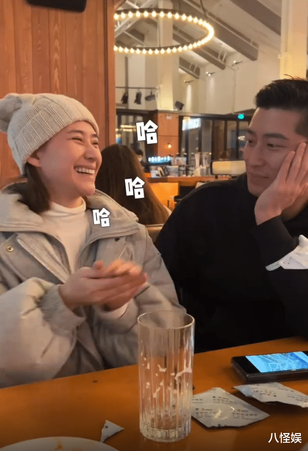 何超莲|何超莲整蛊窦骁，假装变魔术往男友嘴里塞纸团，相爱相杀日常好甜