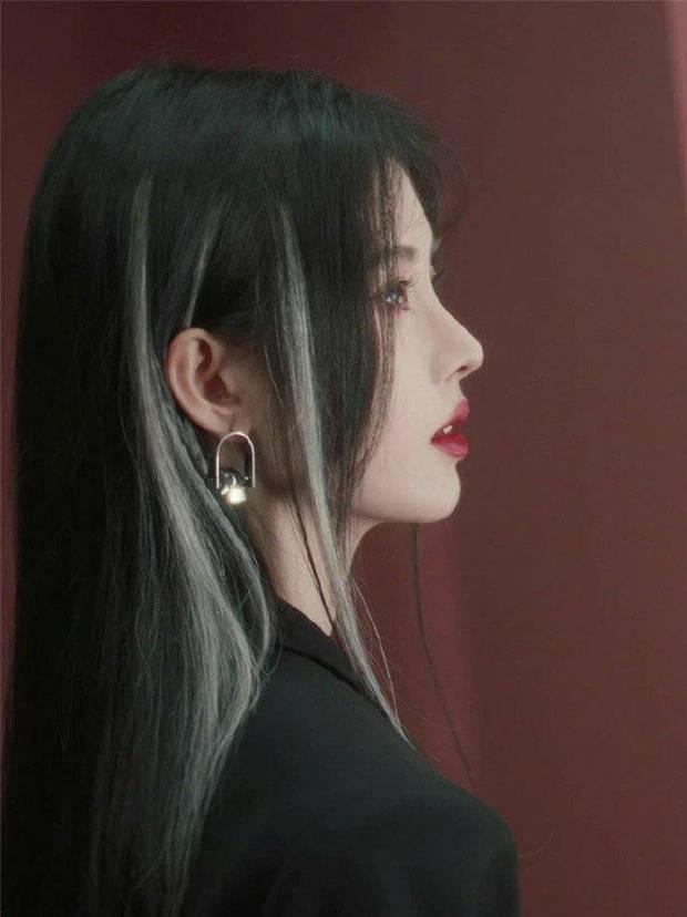 鞠婧祎|鞠婧祎最新灰色挑染造型 精致妆容尽显纯欲气质