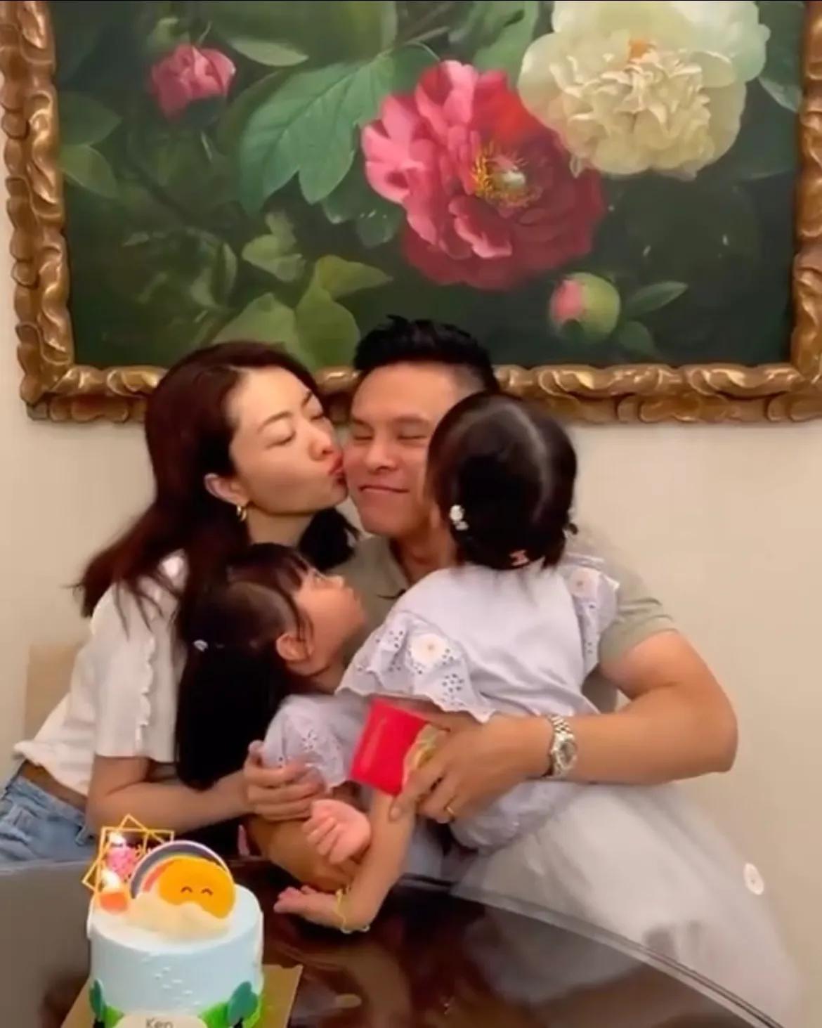 熊黛林|熊黛林晒全家福为老公庆生，郭可颂获妻女送吻，小女儿最讨人欢心