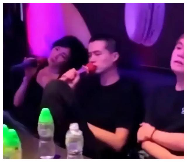 王菲近况：疑与谢霆锋分手 聚餐时情绪失控，突然离场掩面而泣