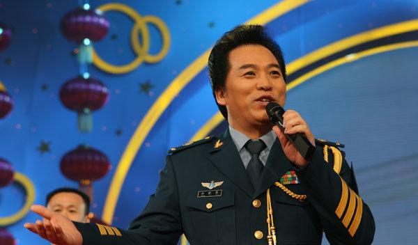 歌唱家佟铁鑫，连续登上春晚13年，娶二婚富商妻子收获幸福