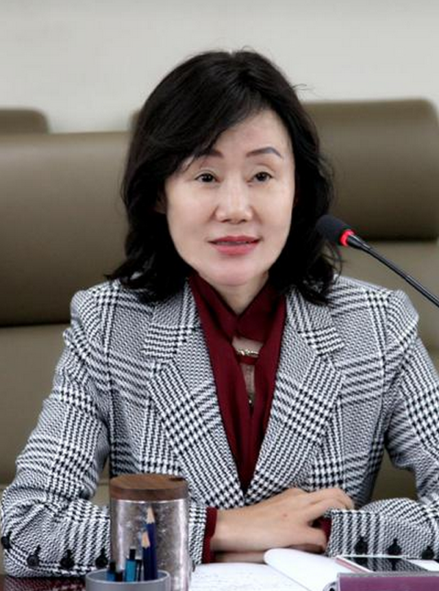 女副校长生活奢靡沉迷美容!脸上不停“动刀”,花了上百万