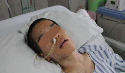草皮滑!38岁男子“踢球撞门柱”成植物人:索赔250万获赔49万!