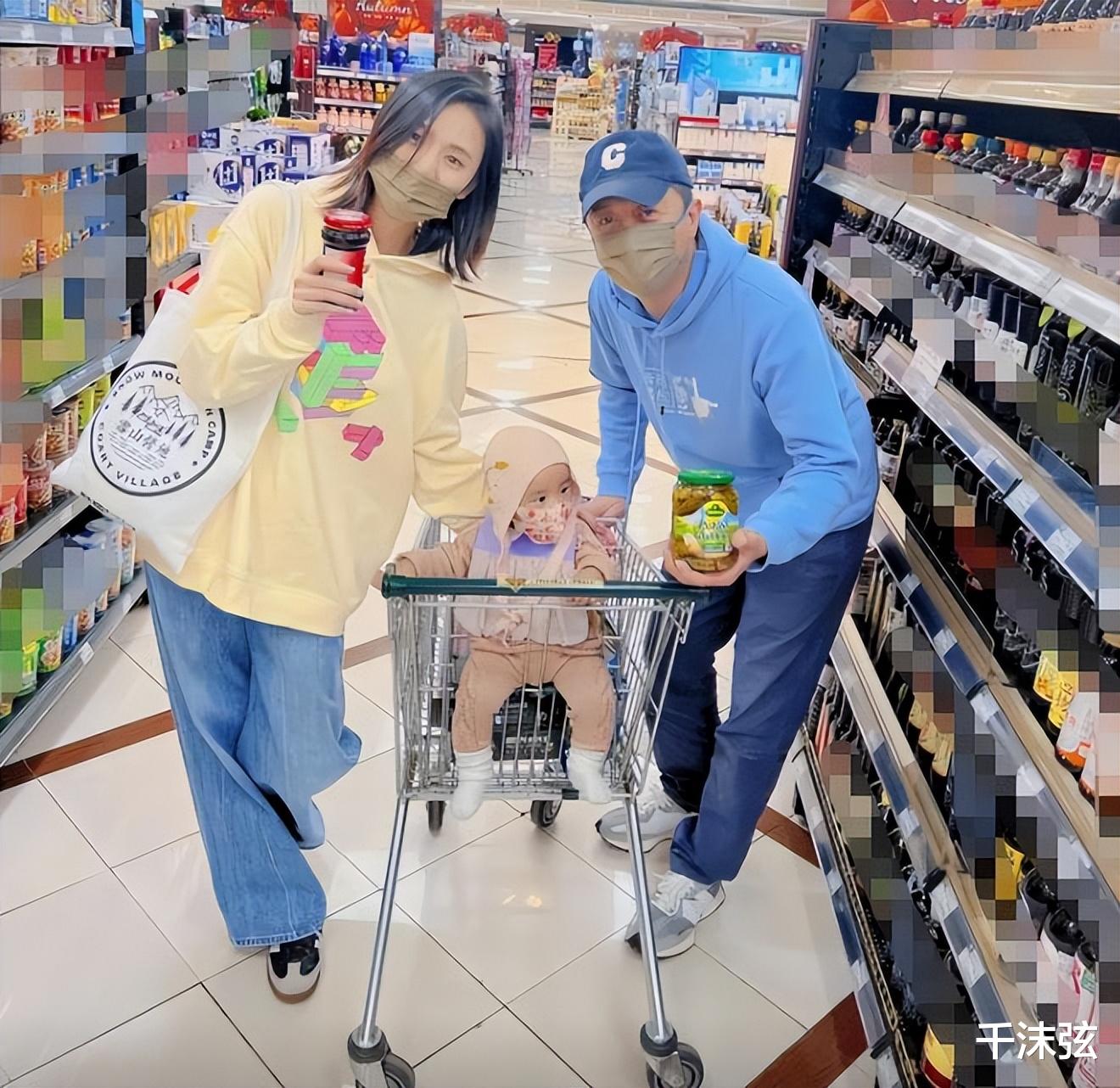 李亚鹏|李亚鹏全家大扫除!娇妻卖力打扫让婆婆休息,李嫣照片摆放有深意