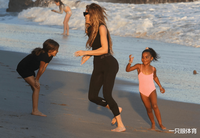 科勒|38岁科勒海滩度假,帮卡戴珊姐妹带娃!穿紧身泳衣,秀臀腰曲线