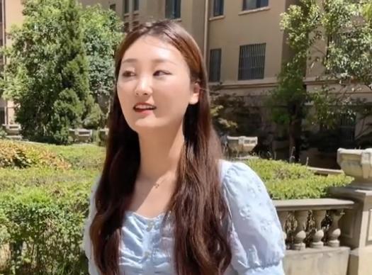 陈亚男|陈亚男再次直播征婚,却被闺蜜抢风头后,发大招逼网友让自己带货