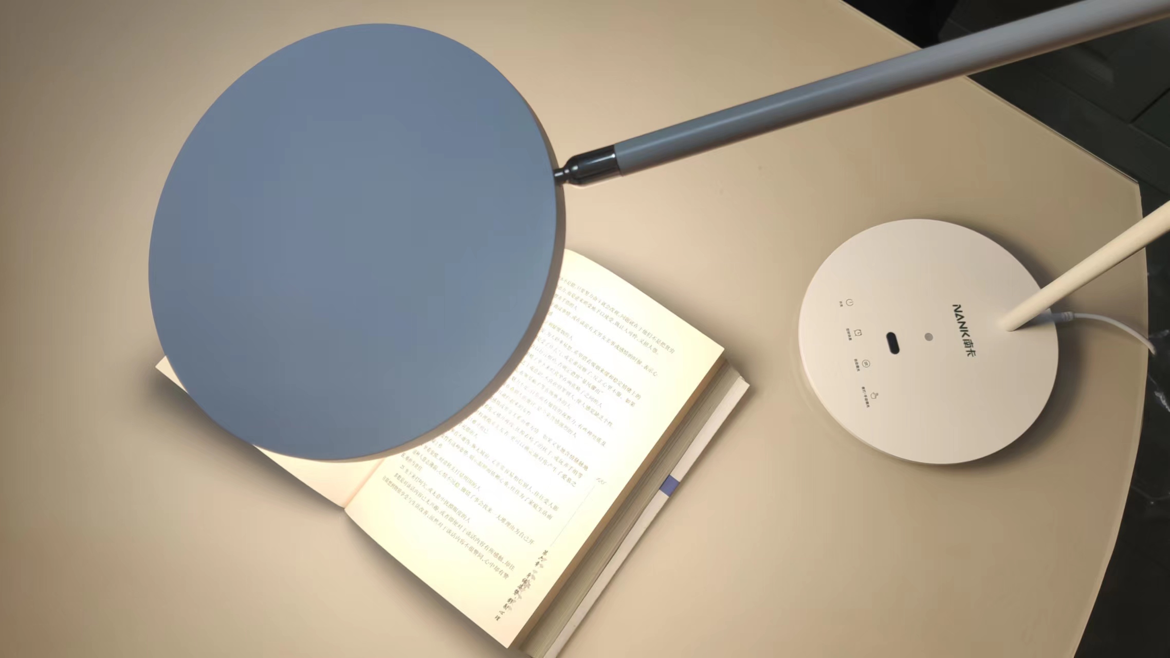 呵护心灵的窗户:蓝卡led台灯L1