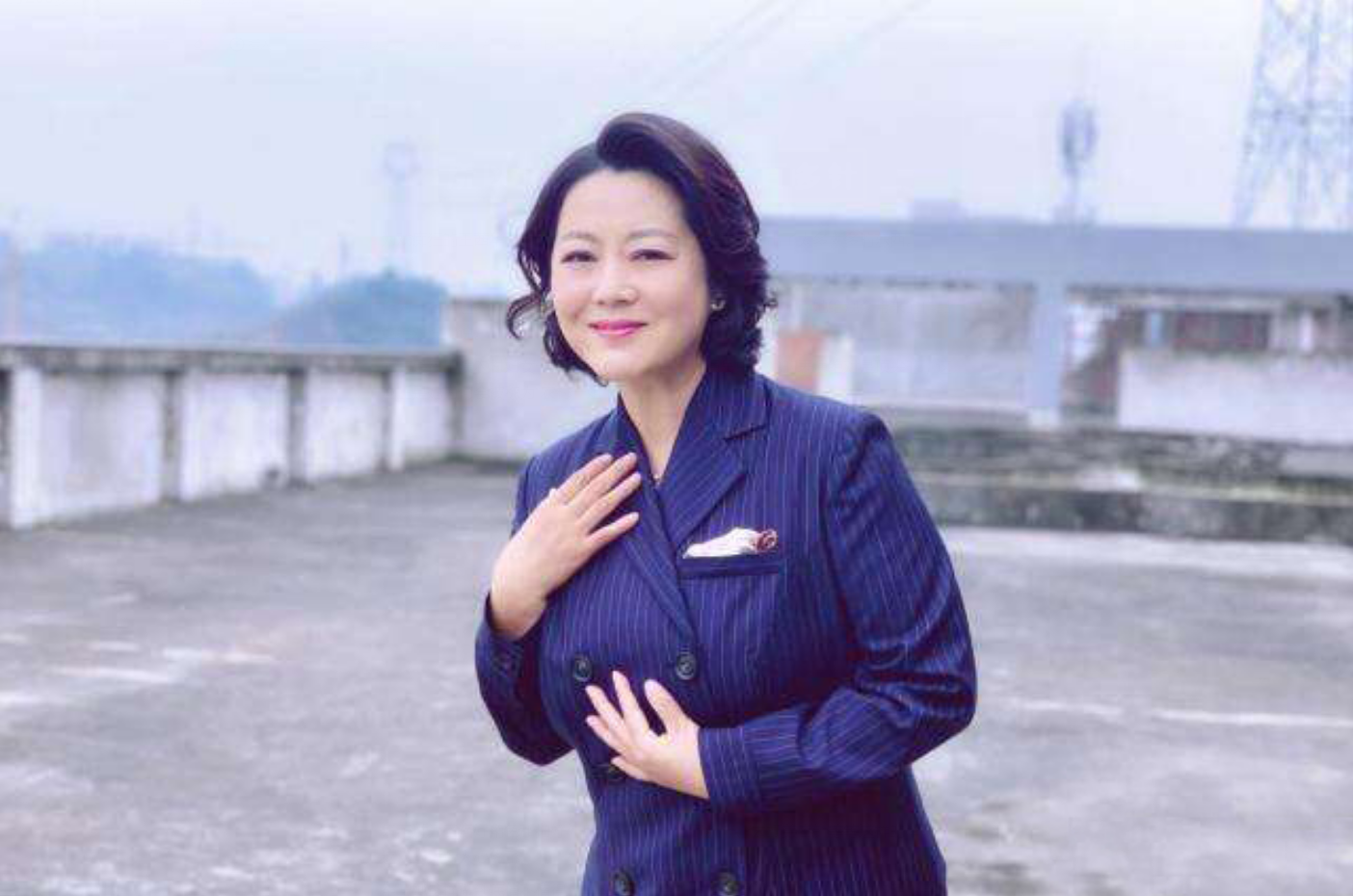 王茜华|王茜华：为拍戏流产、打美容针，41岁二婚嫁导演，43岁做高龄产妇