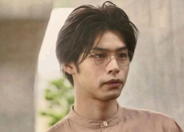 假面骑士圣刃|假面骑士圣刃外传:8年后主角团造型变化短发坏女人与野人剑斩