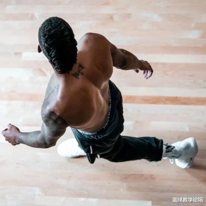 更衣室内讧!10换1把自己玩死了!NBA联盟第一冤大头