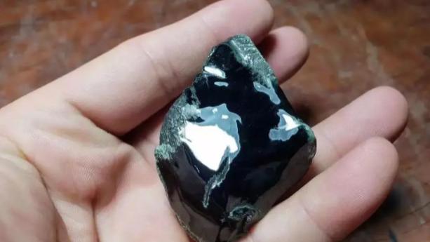 翡翠|一块鹌鹑蛋般大小的翡翠原石，拿去抛光打磨了一番，成品竟出奇的吸睛！