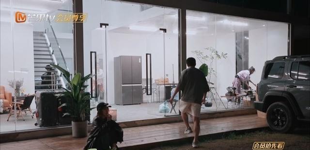 韩东君|《花少》杨幂生理期坐地上,韩东君的反应真细心,两人莫名有cp感