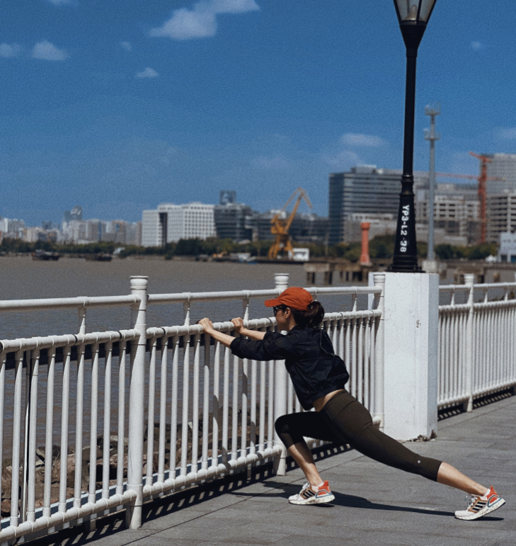 孙悦|孙悦街边上骑车庆祝国庆！踩万元单车十分霸气，一双小腿全是肌肉